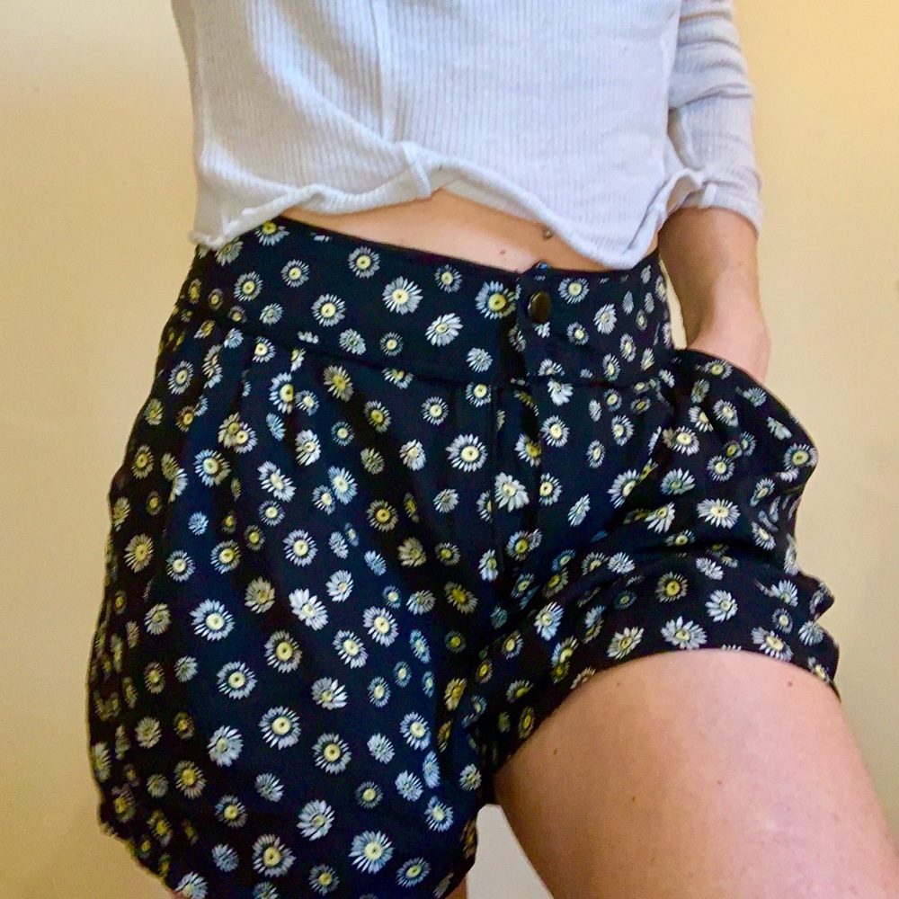 Daisy Patterned airy shorts with side pockets!